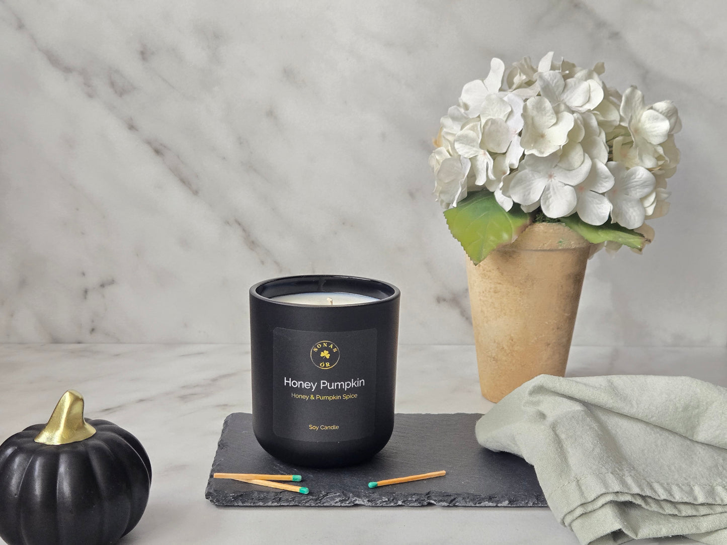 Honey Pumpkin candle with honey and pumpkin spice scent notes, from Sonas Ór.