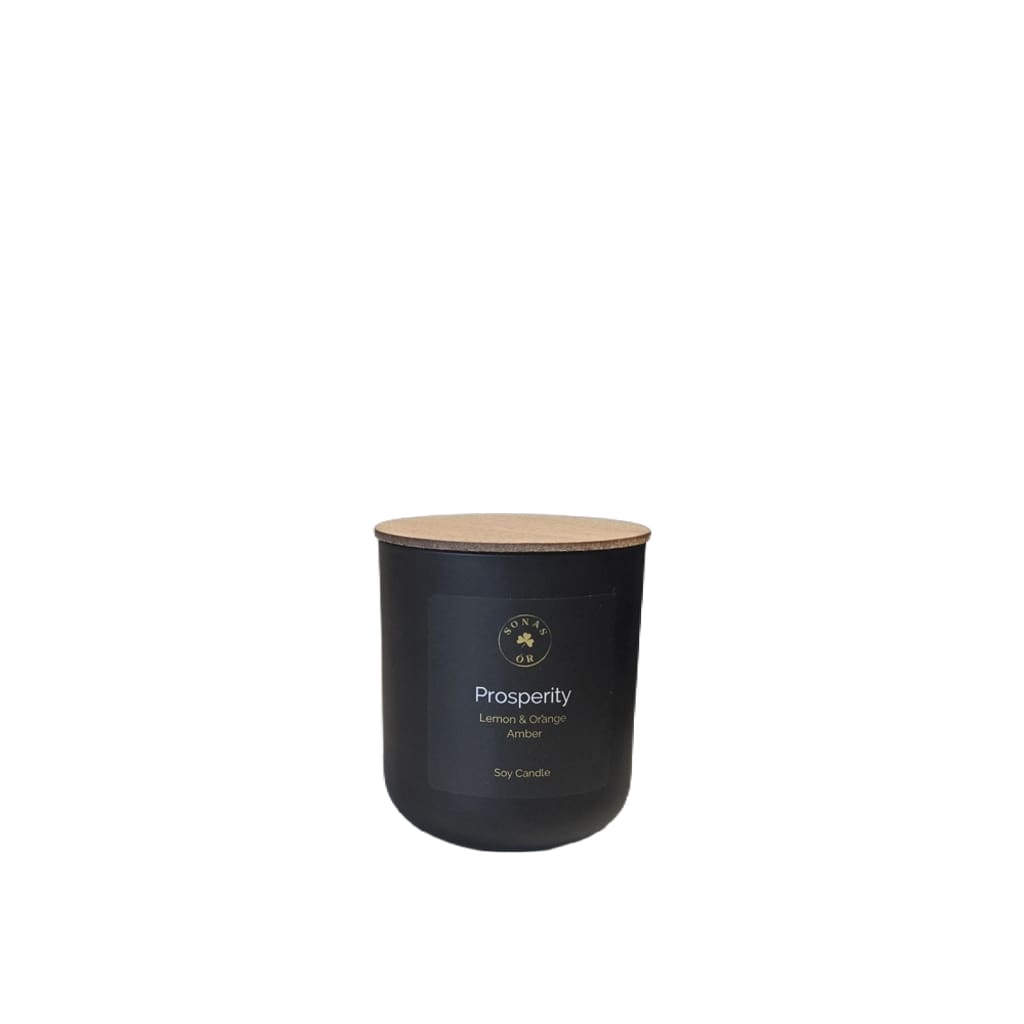 Prosperity candle with lemon, orange, amber and vanilla scent notes, from Sonas Ór.