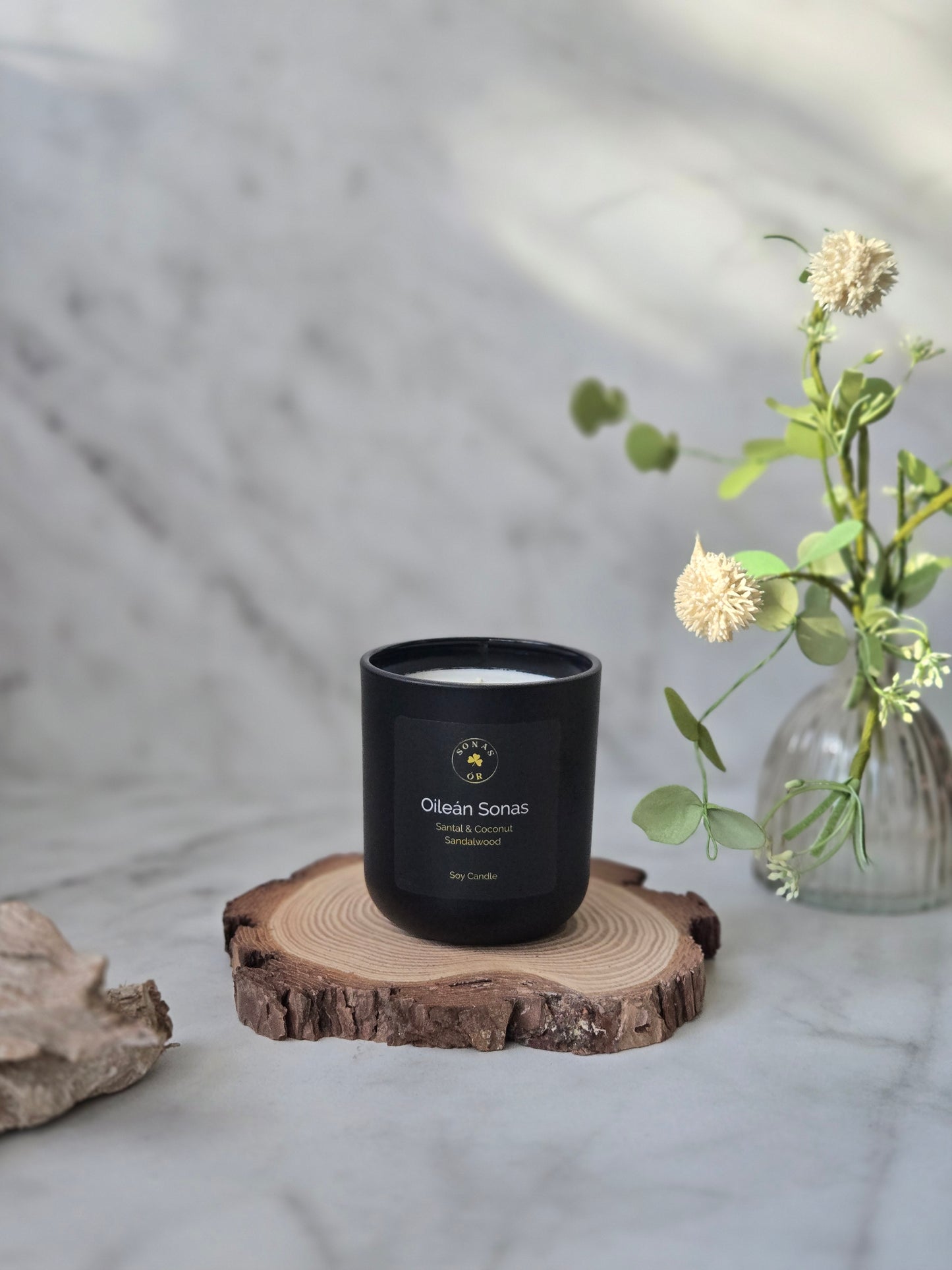 Oileán Sonas candle - Santal, coconut, sandalwood