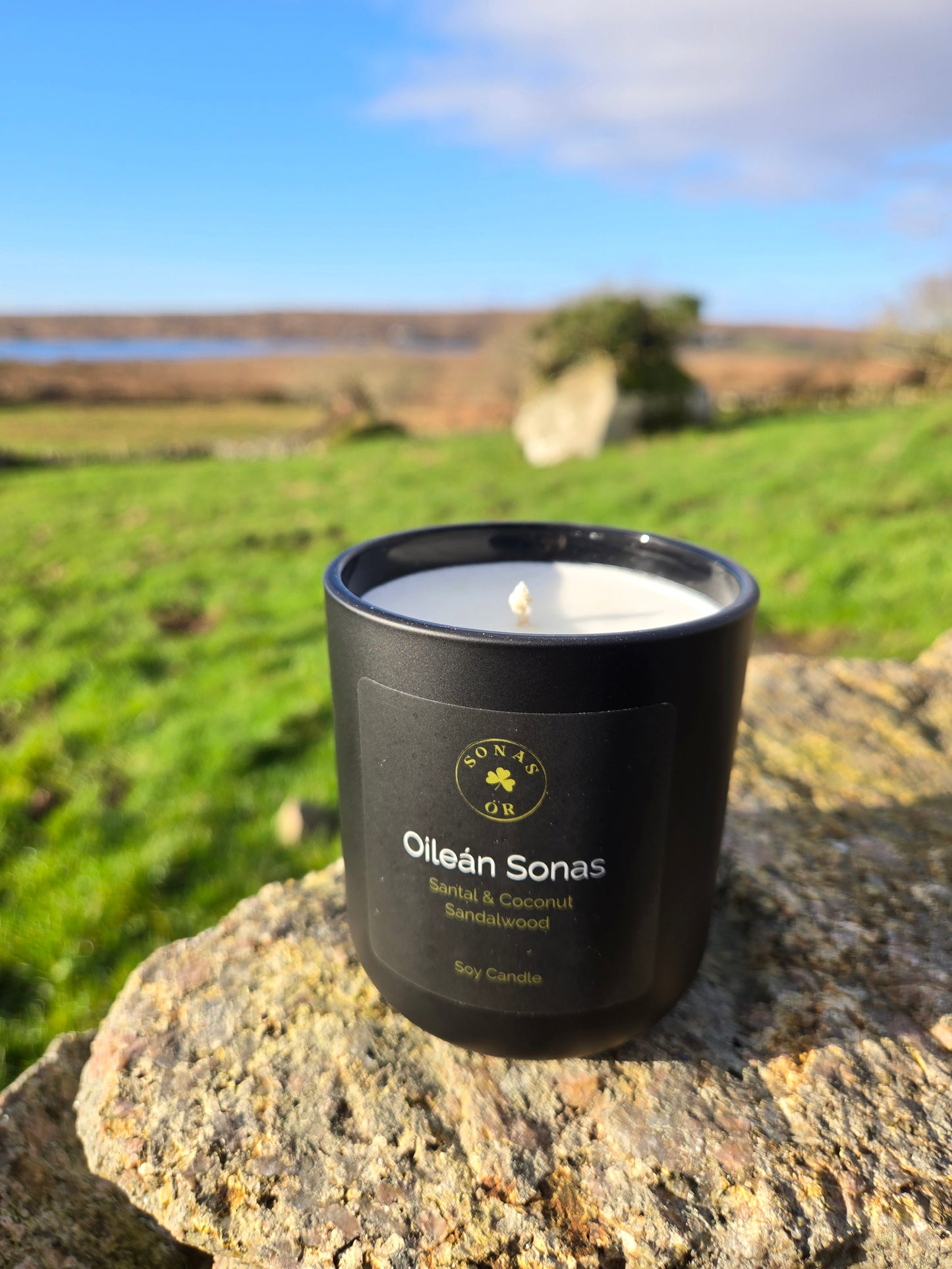 Oileán Sonas candle - Santal, coconut, sandalwood