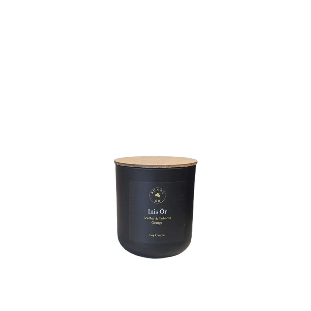 Inis Ór candle with leather, tobacco, orange and vanilla scent notes, from Sonas Ór.