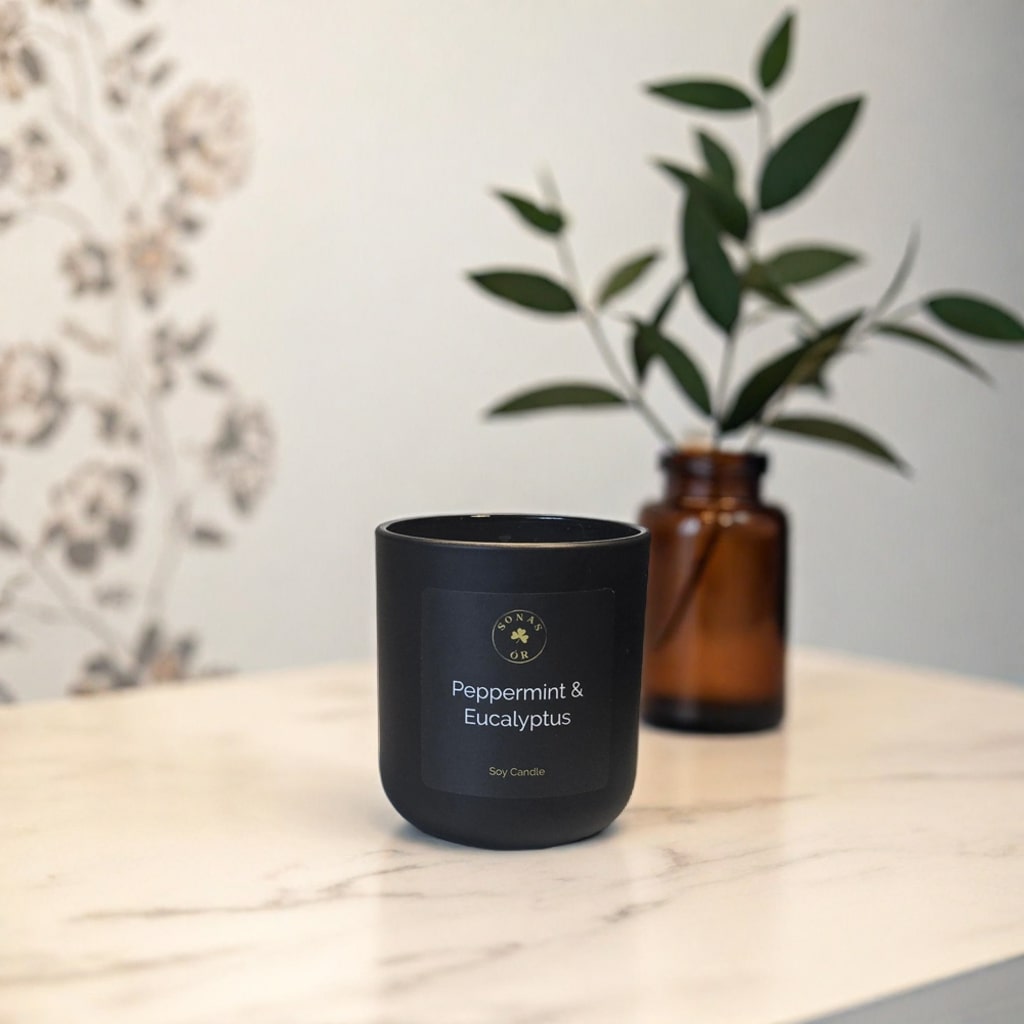 Peppermint & Eucalyptus luxury soy can dle featuring peppermint and eucalyptus  notes, hand-poured by Sonas Óir in BC.